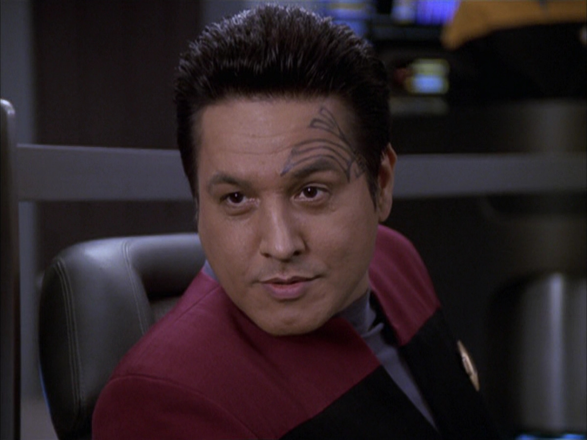 extant_StarTrek_VOY_6x17-SpiritFolk_02035.jpg