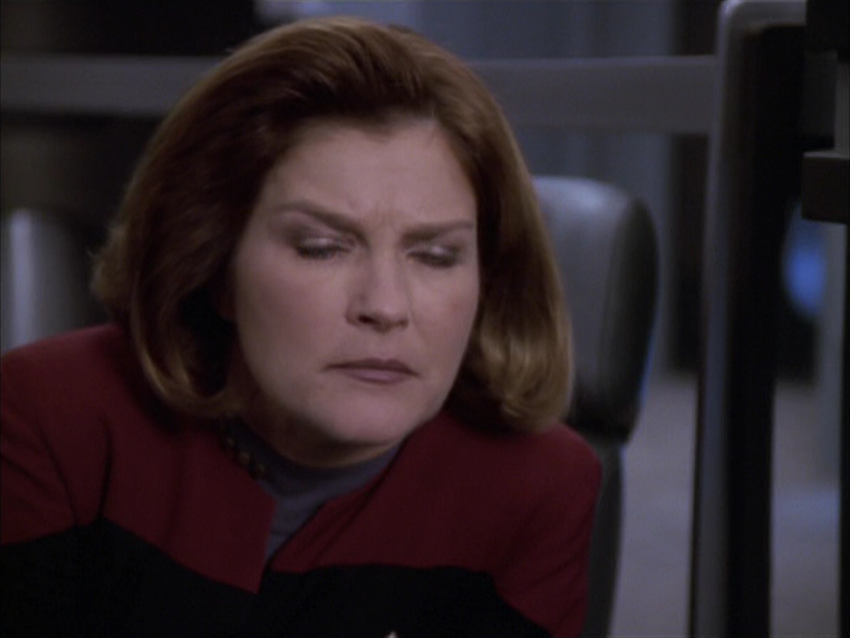 extant_StarTrek_VOY_6x17-SpiritFolk_02040.jpg