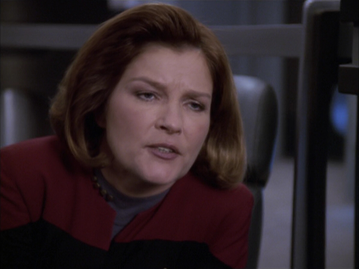 extant_StarTrek_VOY_6x17-SpiritFolk_02042.jpg
