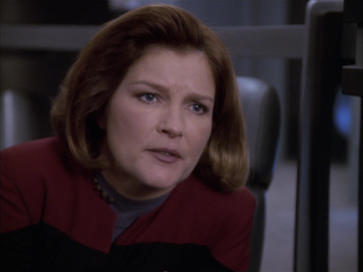 extant_StarTrek_VOY_6x17-SpiritFolk_02043.jpg