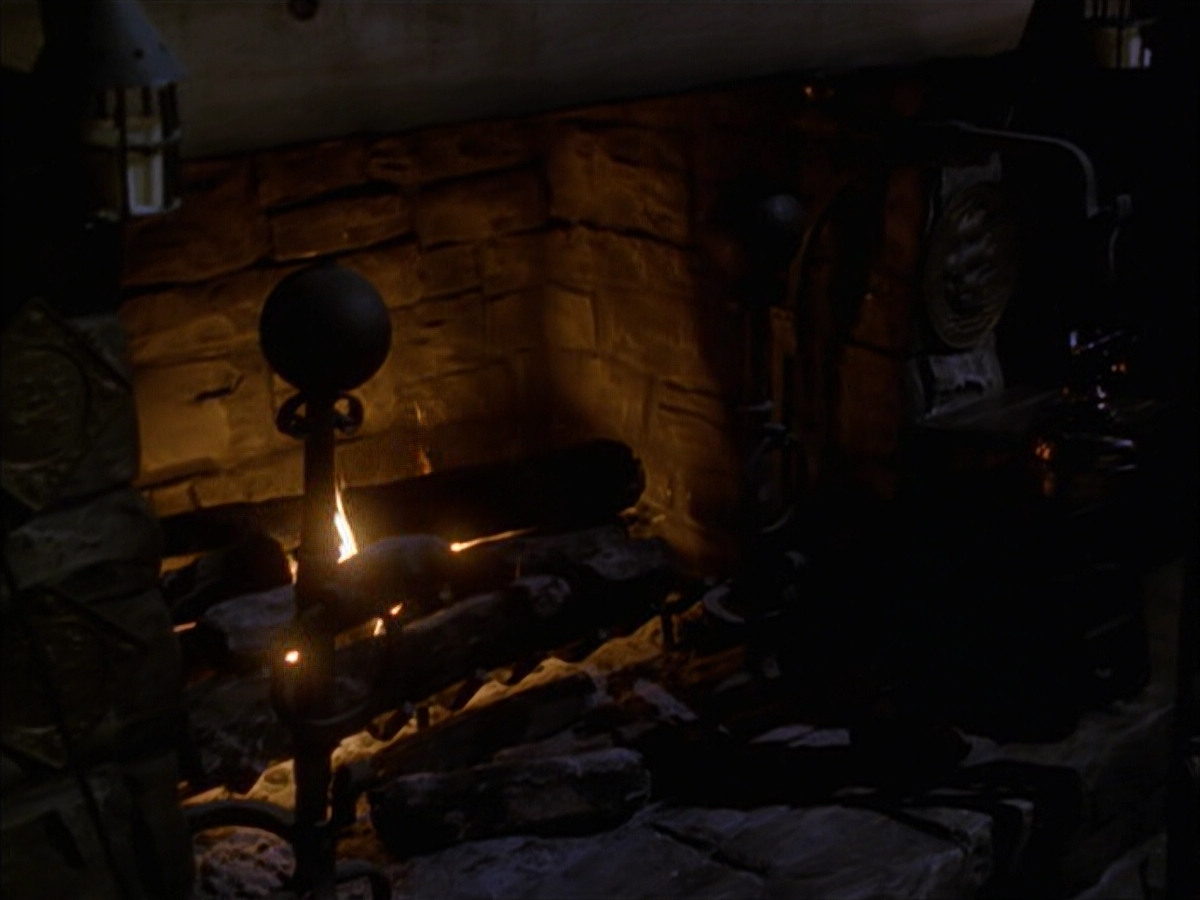 extant_StarTrek_VOY_6x17-SpiritFolk_02155.jpg