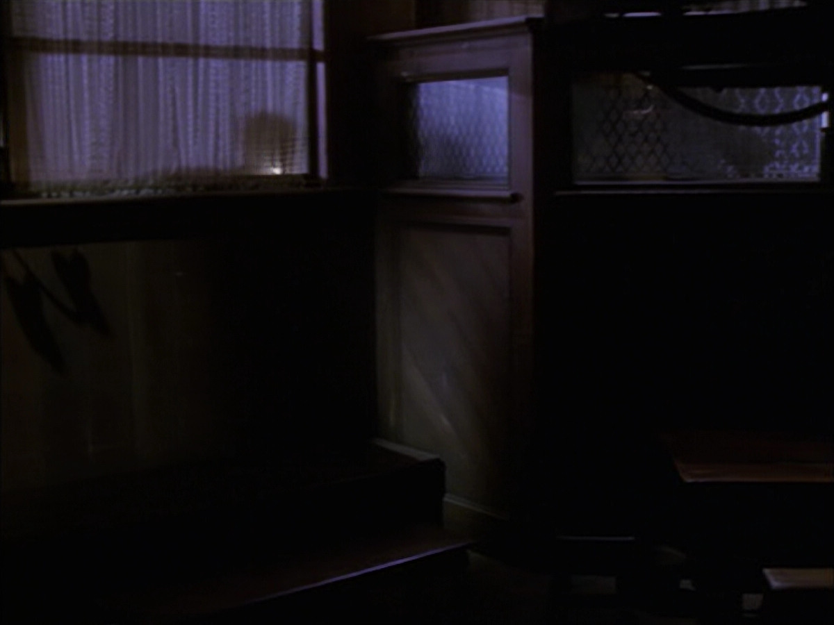 extant_StarTrek_VOY_6x17-SpiritFolk_02166.jpg