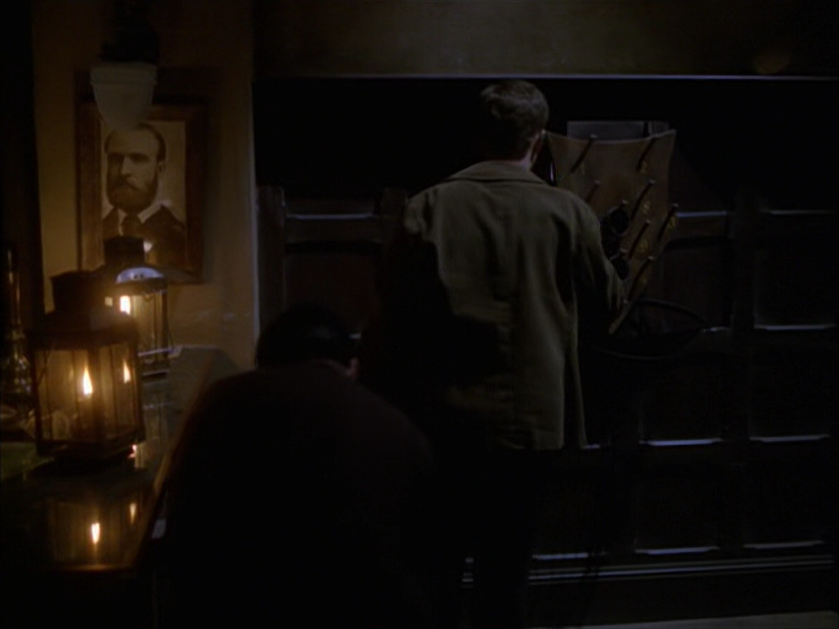 extant_StarTrek_VOY_6x17-SpiritFolk_02187.jpg