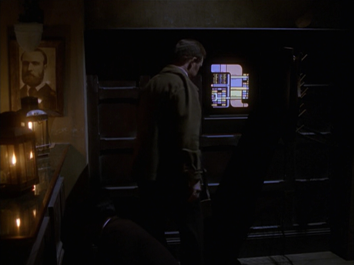 extant_StarTrek_VOY_6x17-SpiritFolk_02190.jpg