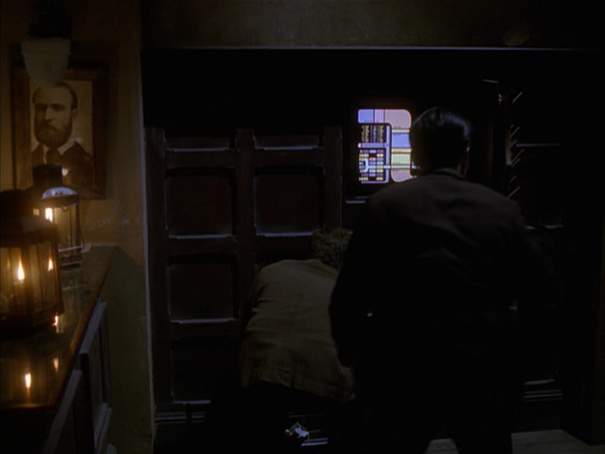 extant_StarTrek_VOY_6x17-SpiritFolk_02192.jpg
