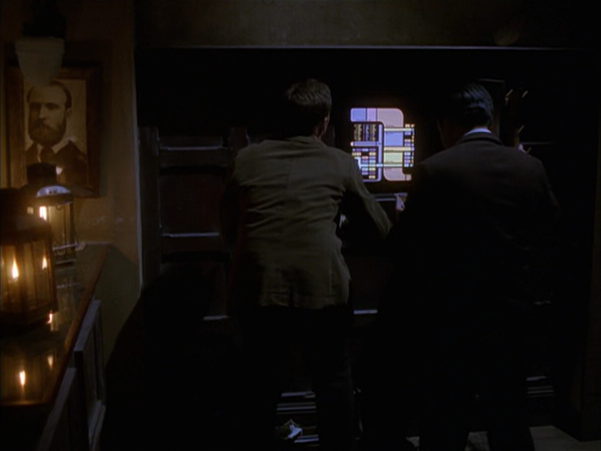 extant_StarTrek_VOY_6x17-SpiritFolk_02193.jpg