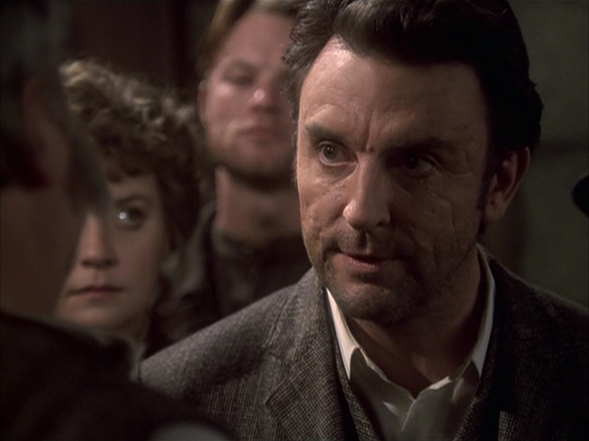 extant_StarTrek_VOY_6x17-SpiritFolk_02226.jpg
