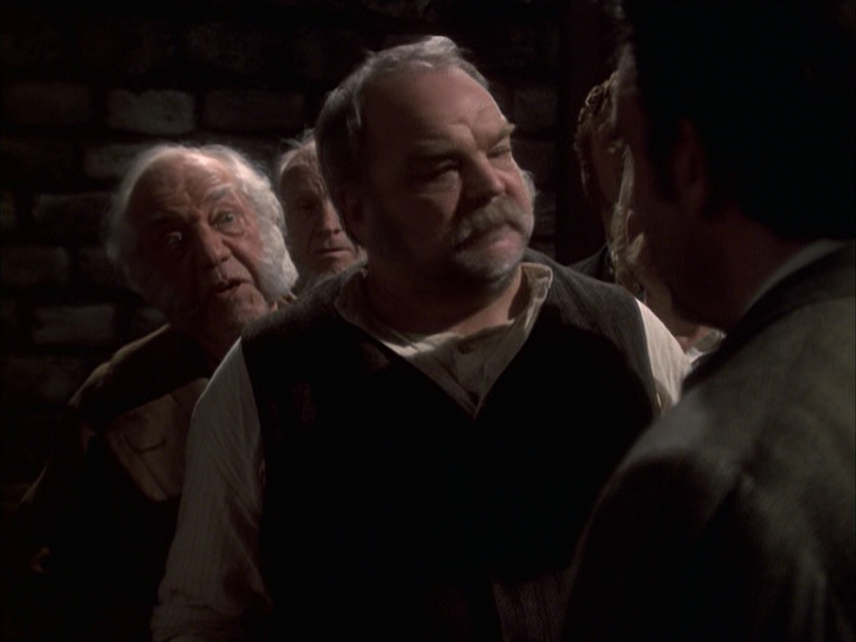 extant_StarTrek_VOY_6x17-SpiritFolk_02243.jpg