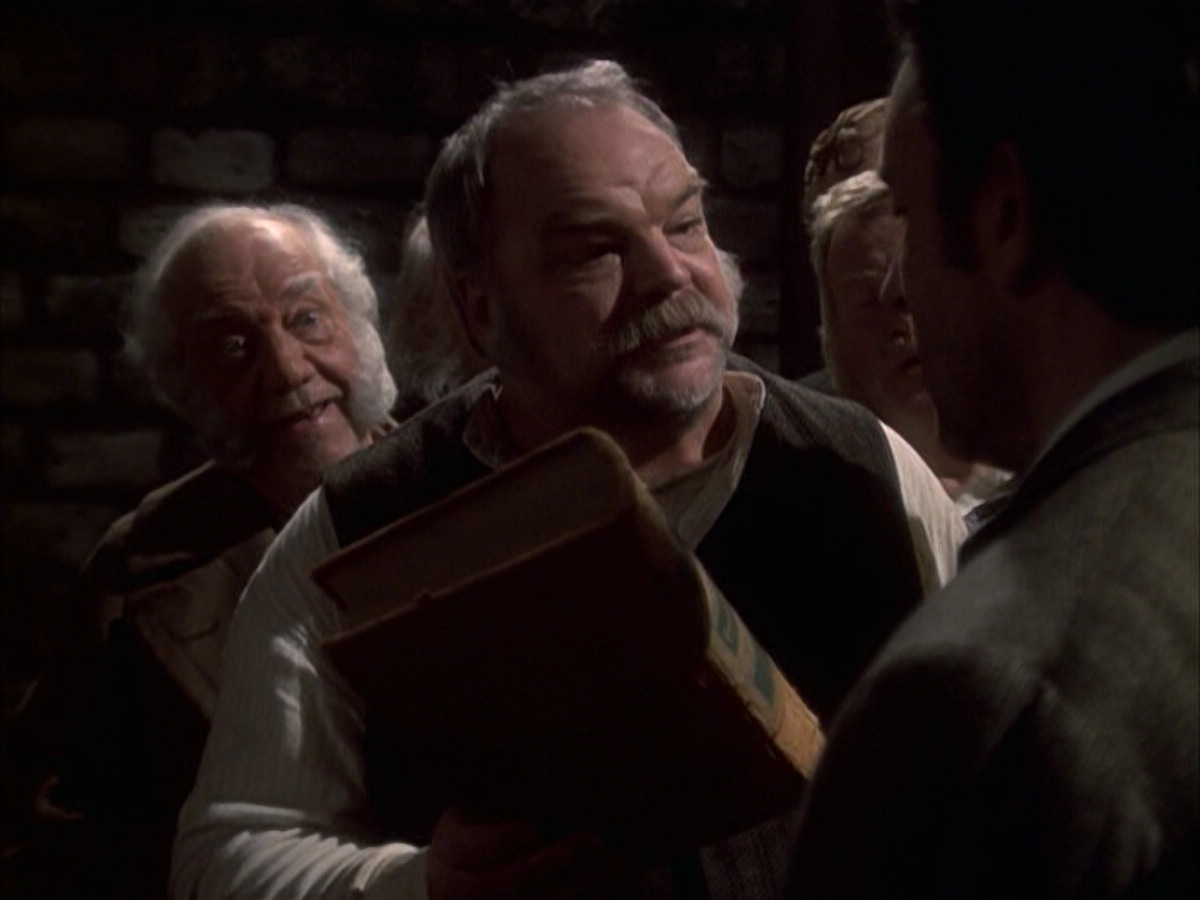 extant_StarTrek_VOY_6x17-SpiritFolk_02275.jpg