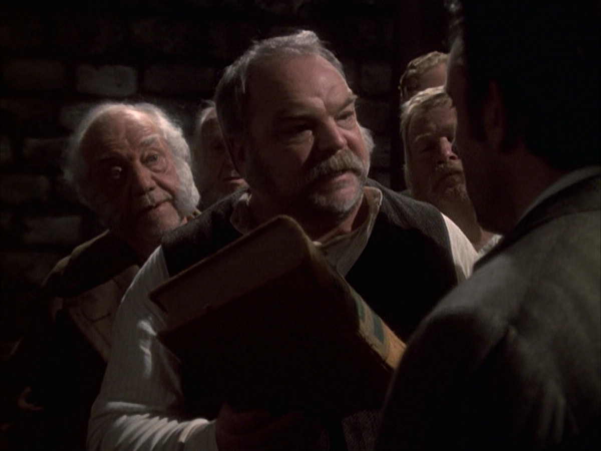 extant_StarTrek_VOY_6x17-SpiritFolk_02279.jpg