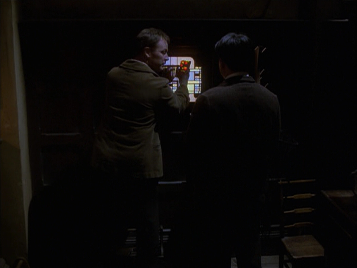 extant_StarTrek_VOY_6x17-SpiritFolk_02360.jpg