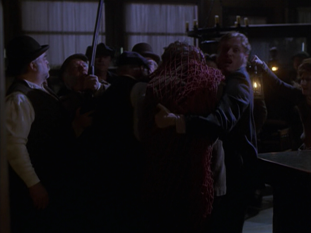 extant_StarTrek_VOY_6x17-SpiritFolk_02375.jpg
