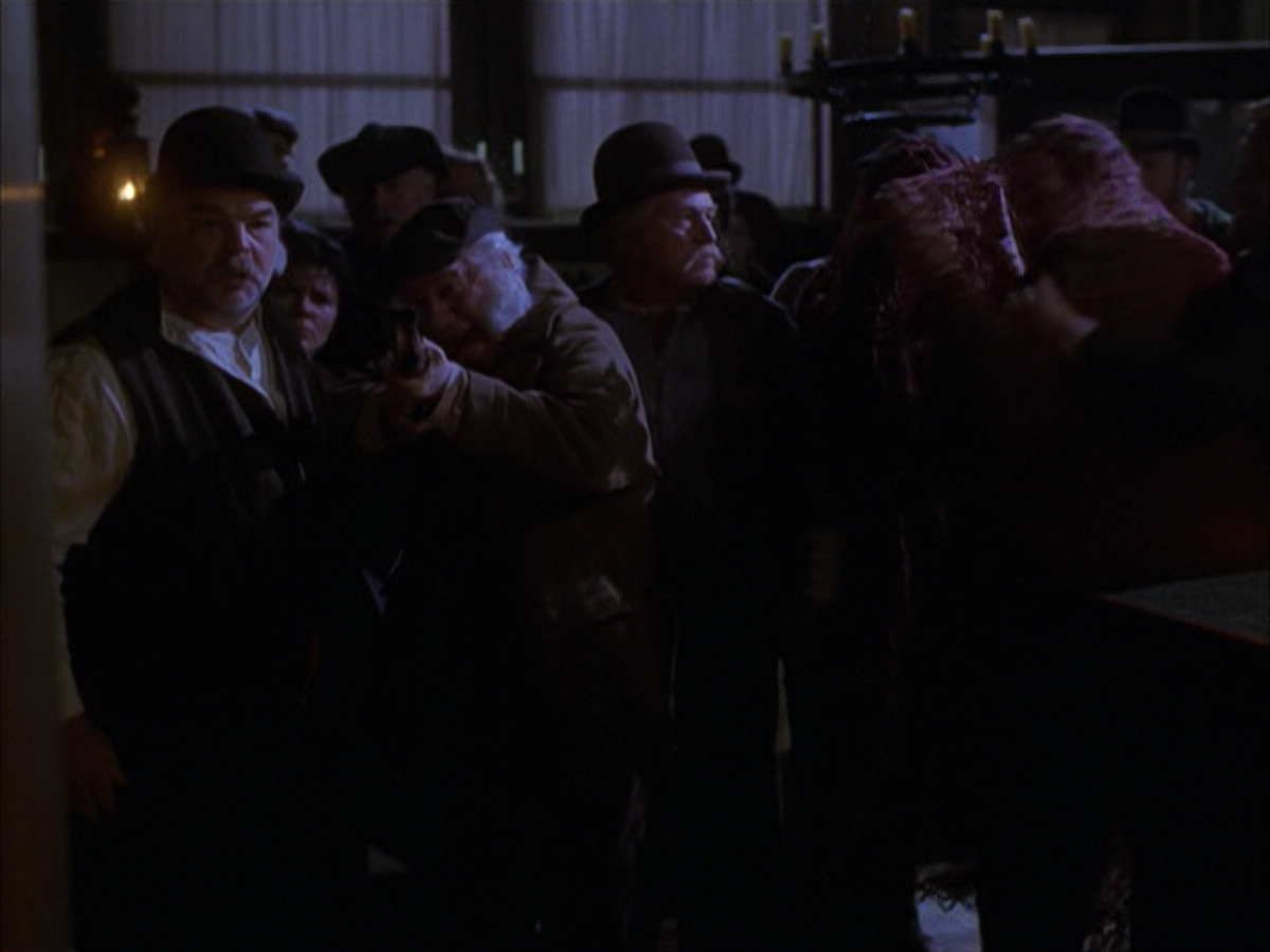 extant_StarTrek_VOY_6x17-SpiritFolk_02383.jpg