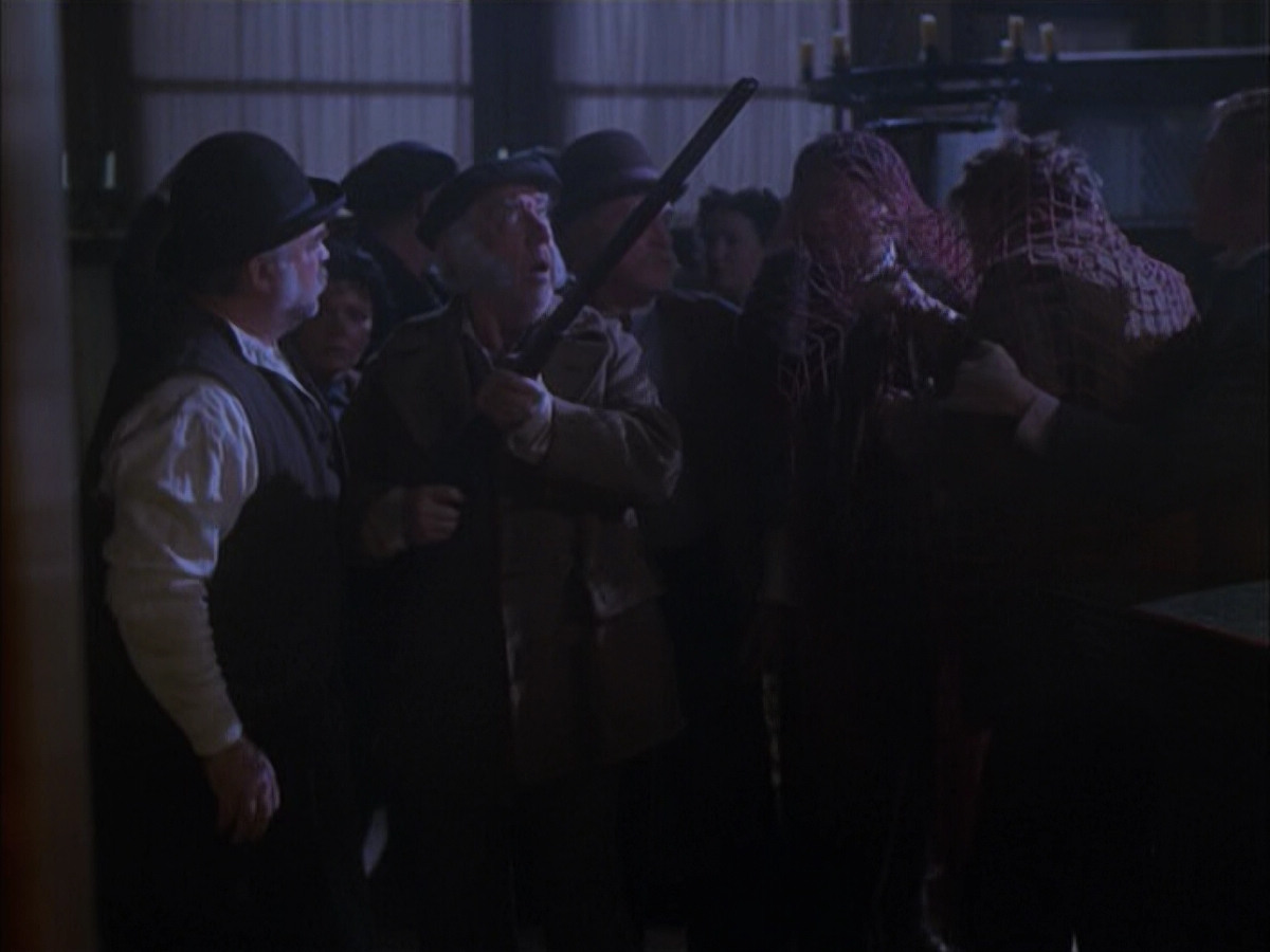 extant_StarTrek_VOY_6x17-SpiritFolk_02394.jpg