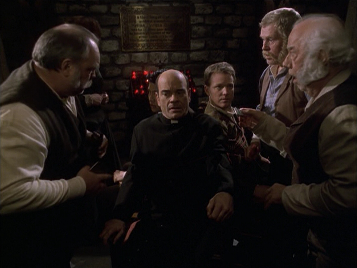 extant_StarTrek_VOY_6x17-SpiritFolk_02794.jpg