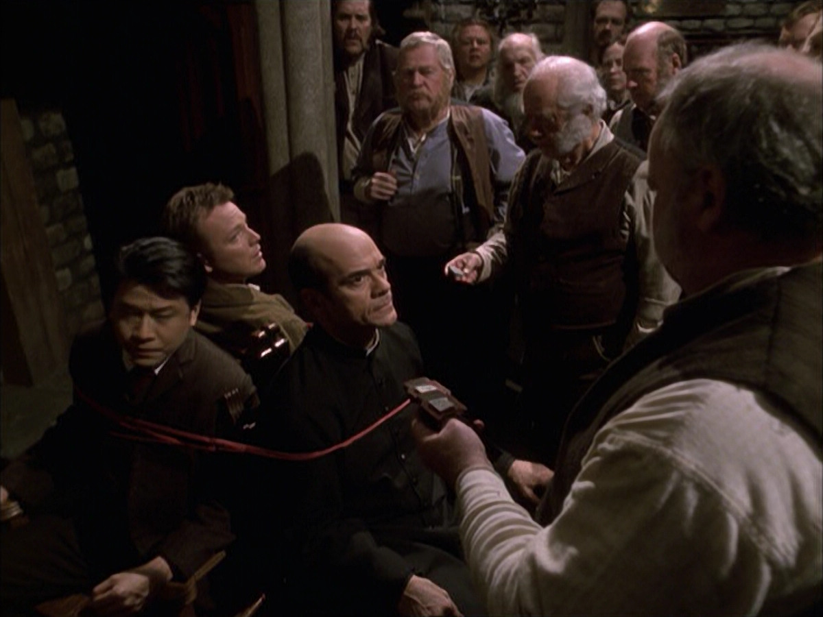 extant_StarTrek_VOY_6x17-SpiritFolk_02820.jpg