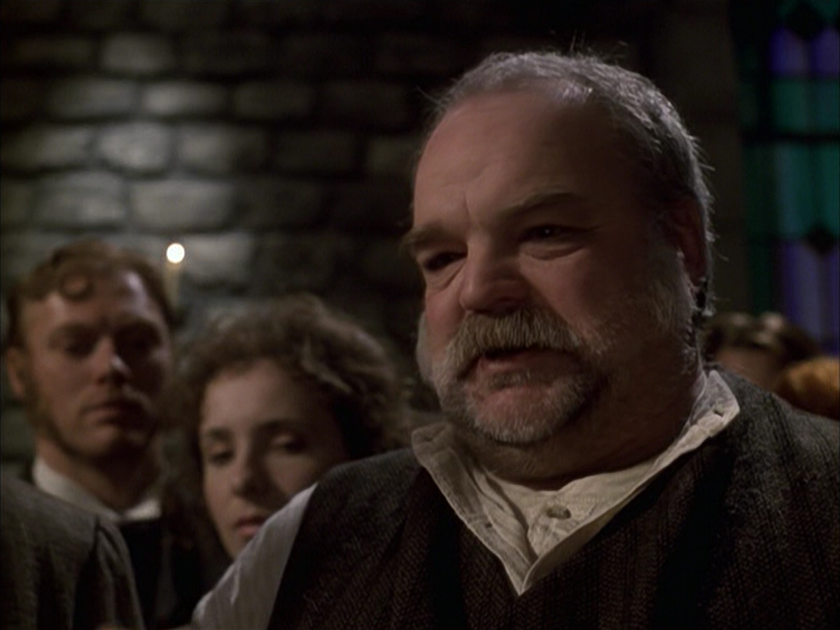 extant_StarTrek_VOY_6x17-SpiritFolk_02840.jpg