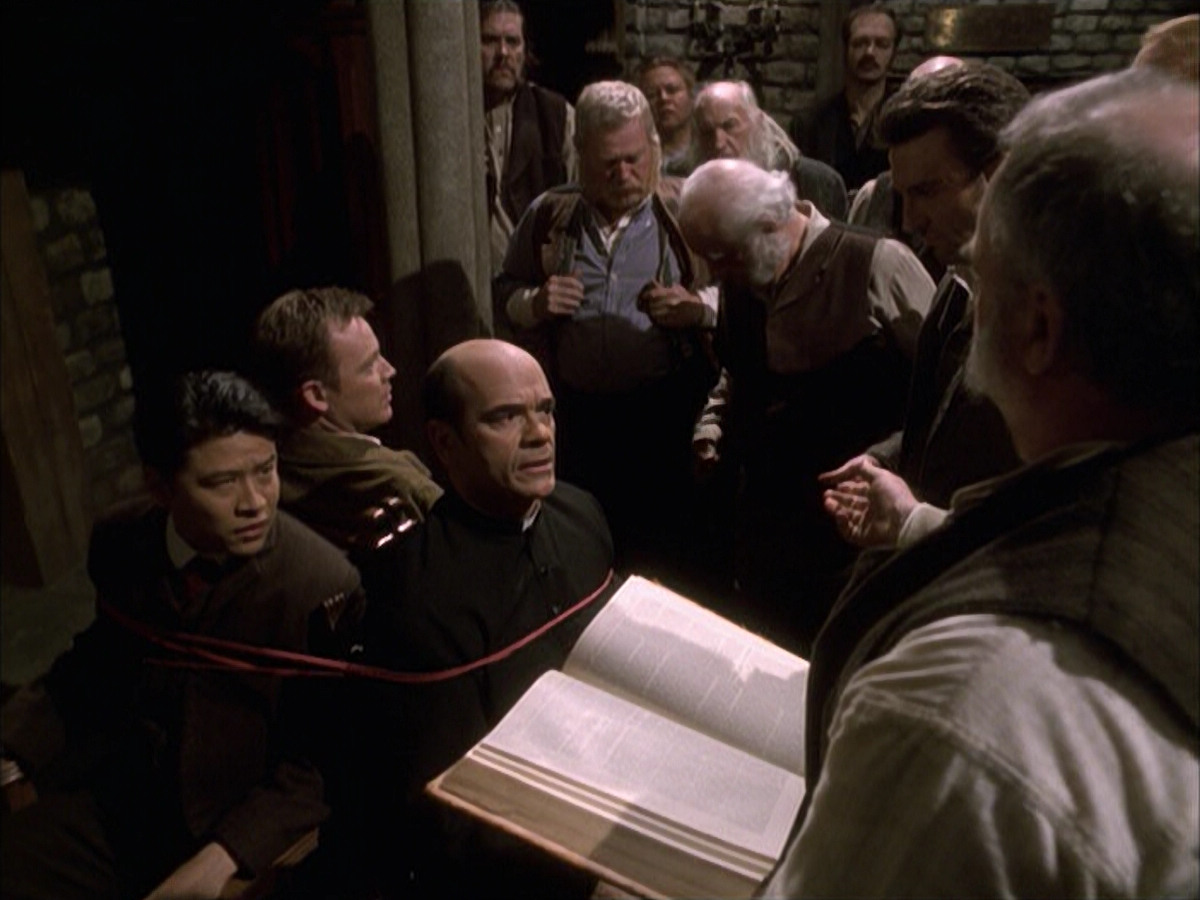 extant_StarTrek_VOY_6x17-SpiritFolk_02849.jpg