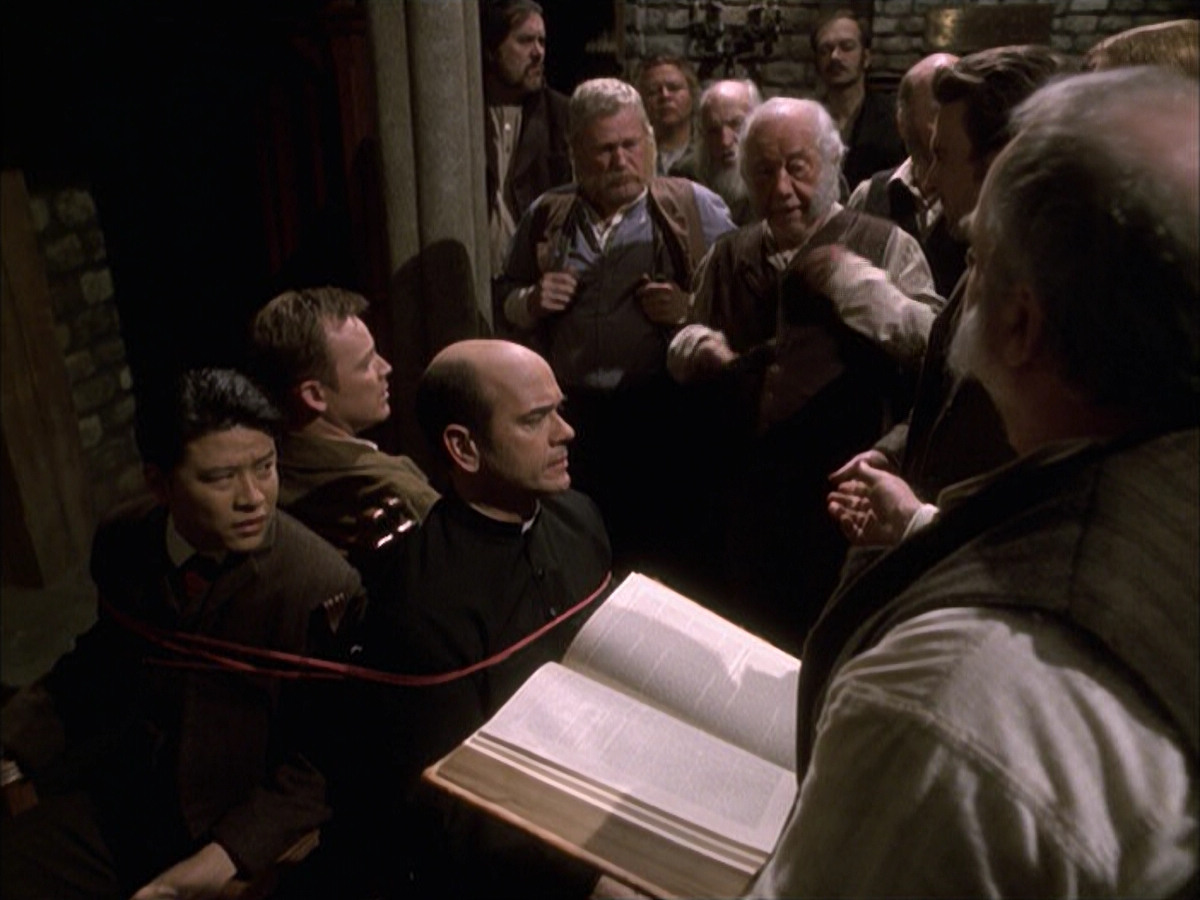 extant_StarTrek_VOY_6x17-SpiritFolk_02851.jpg