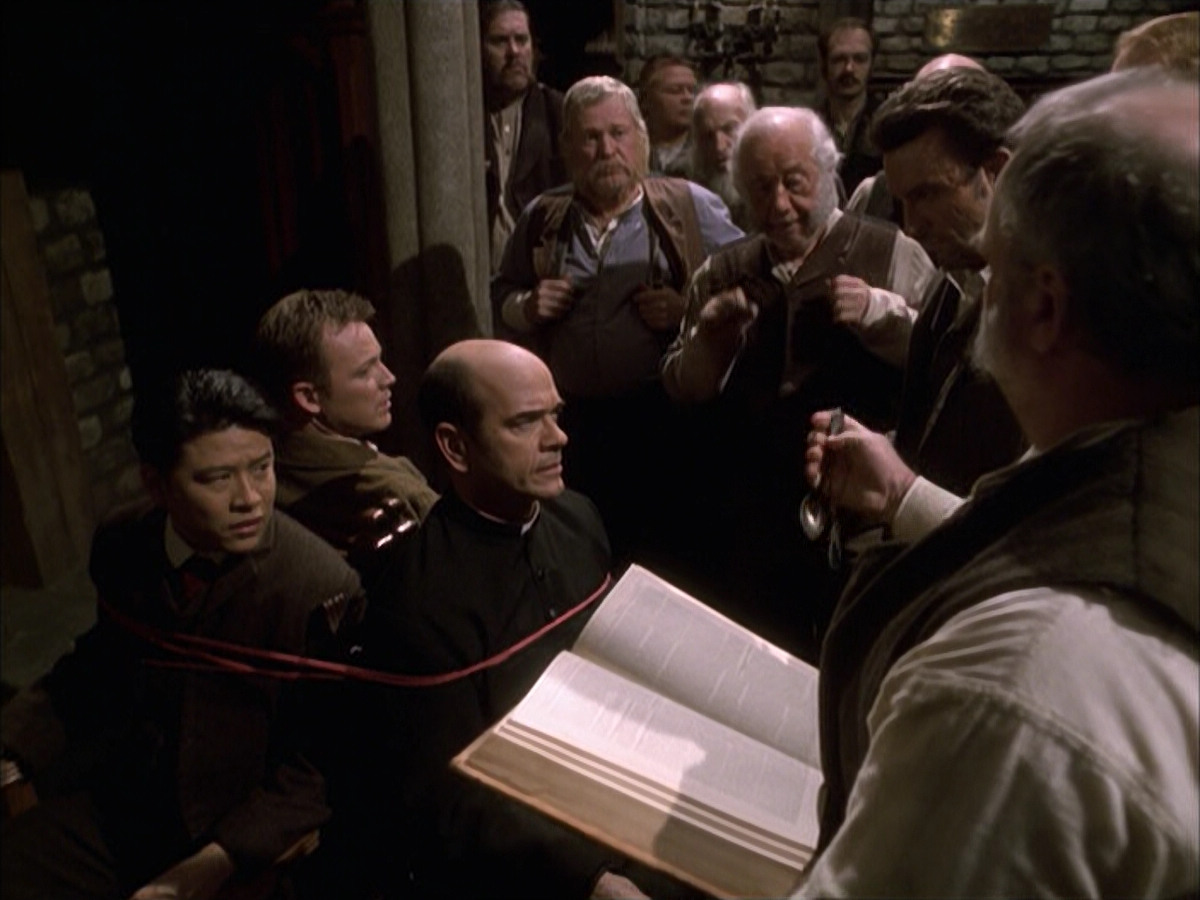 extant_StarTrek_VOY_6x17-SpiritFolk_02853.jpg