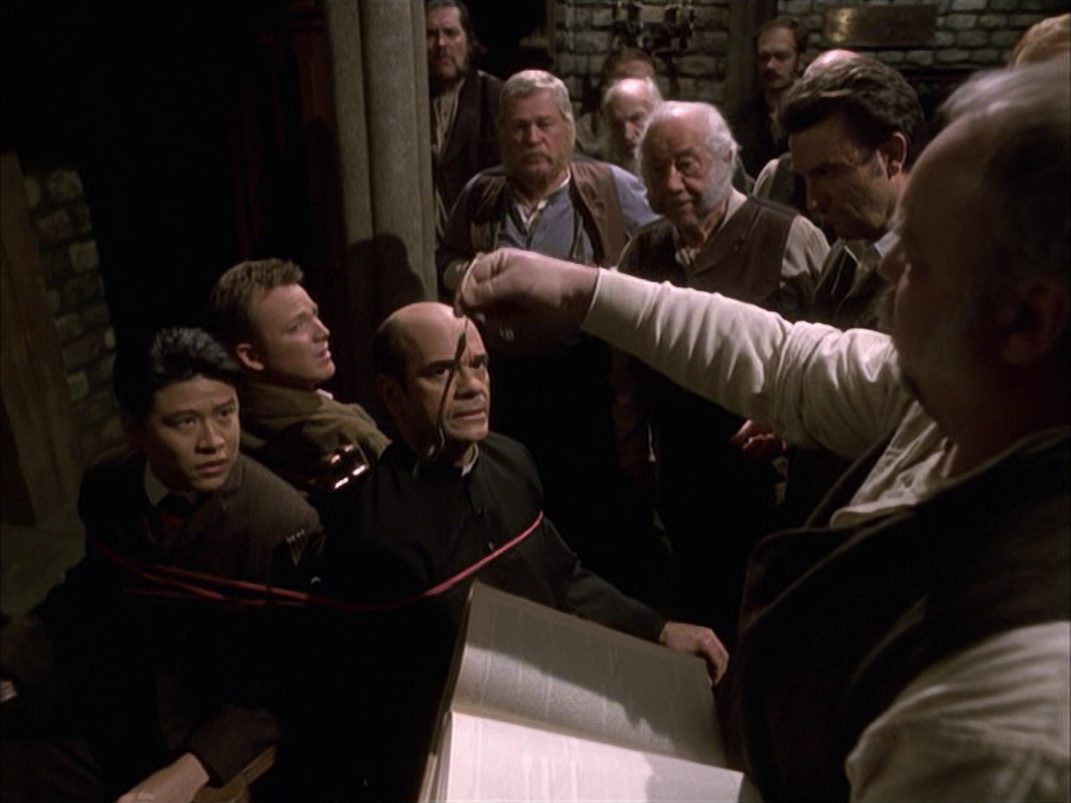 extant_StarTrek_VOY_6x17-SpiritFolk_02855.jpg