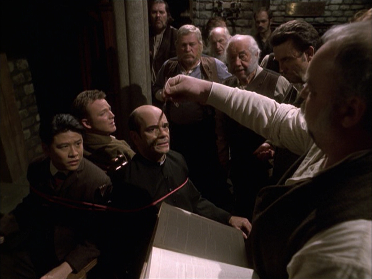 extant_StarTrek_VOY_6x17-SpiritFolk_02856.jpg