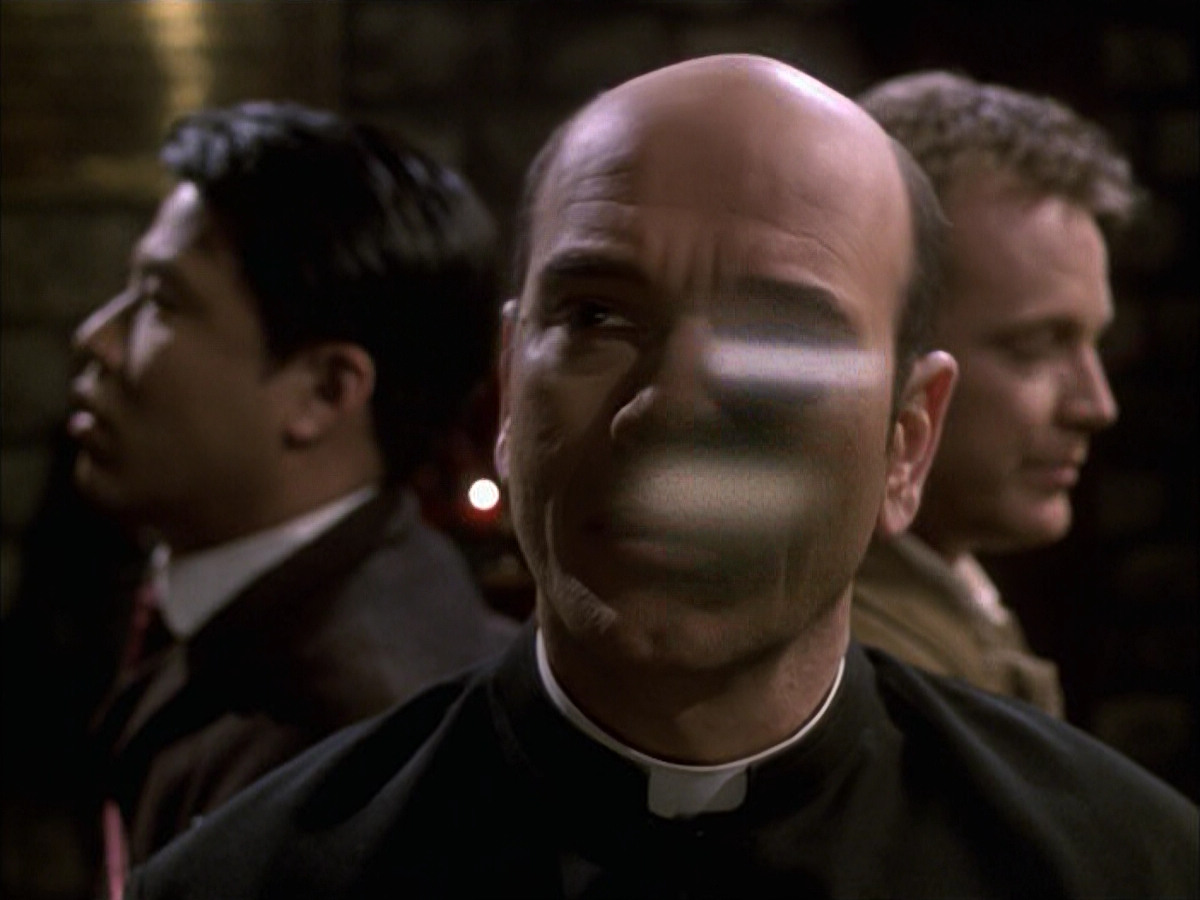 extant_StarTrek_VOY_6x17-SpiritFolk_02868.jpg