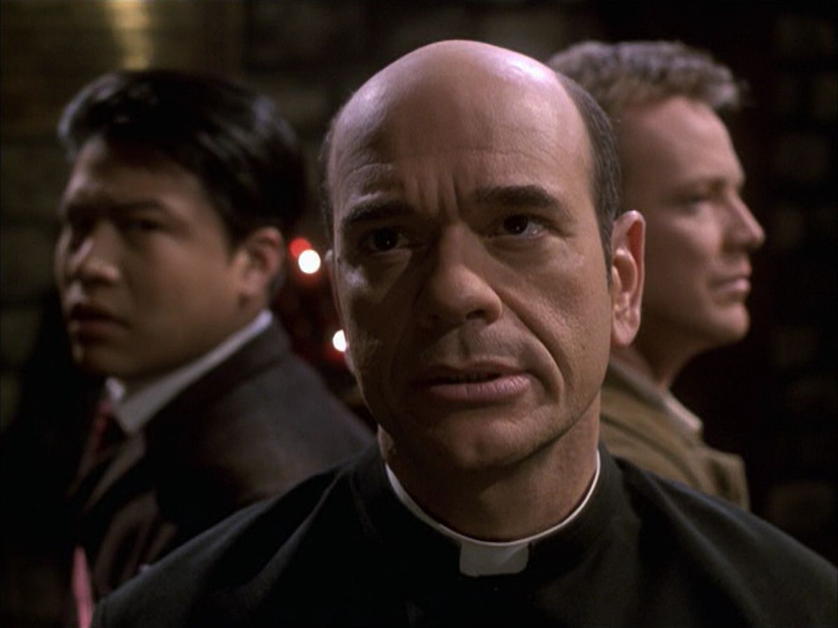extant_StarTrek_VOY_6x17-SpiritFolk_02909.jpg