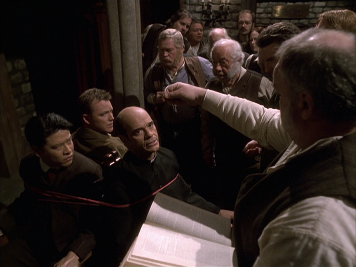 extant_StarTrek_VOY_6x17-SpiritFolk_02913.jpg
