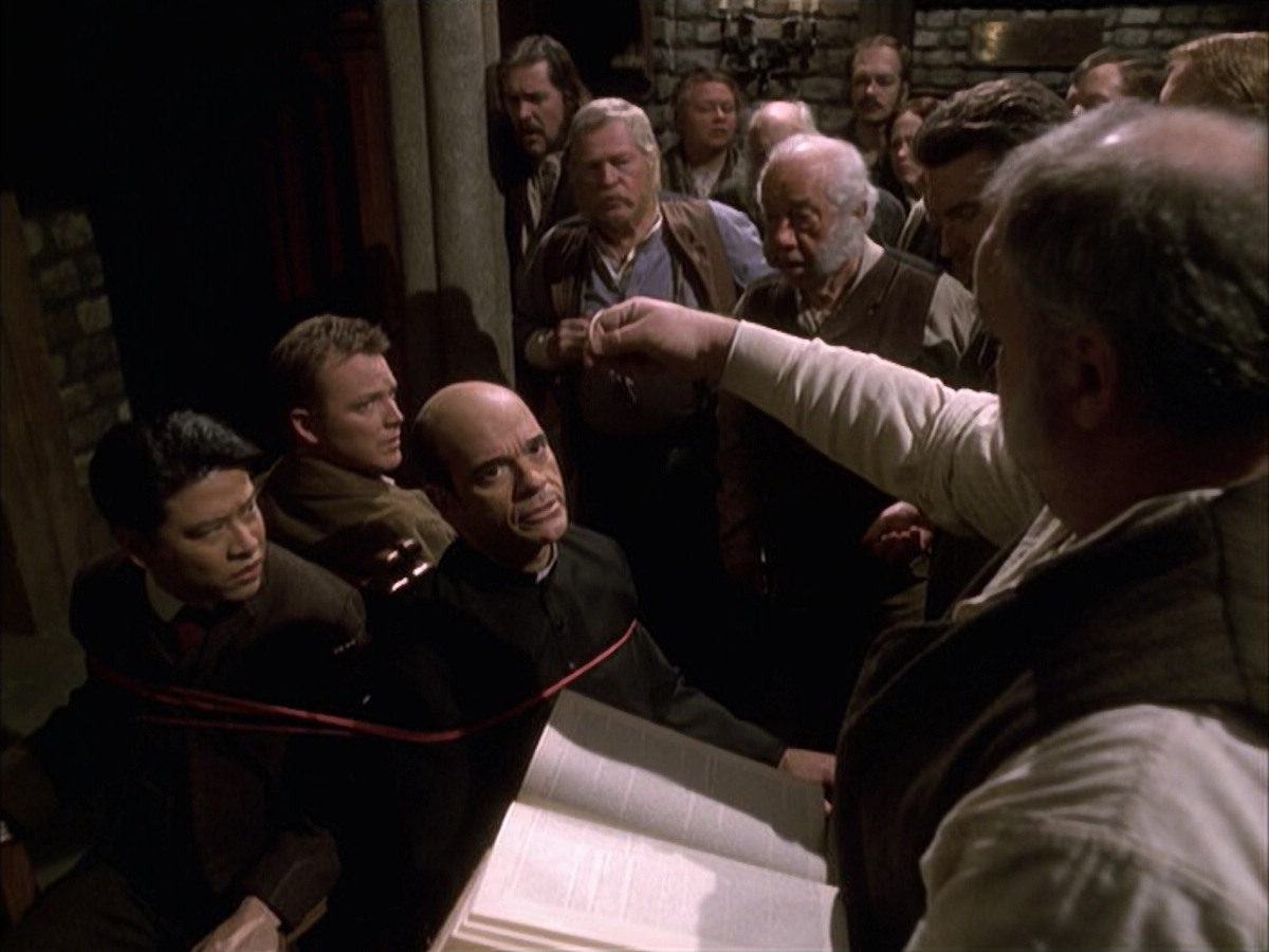 extant_StarTrek_VOY_6x17-SpiritFolk_02915.jpg