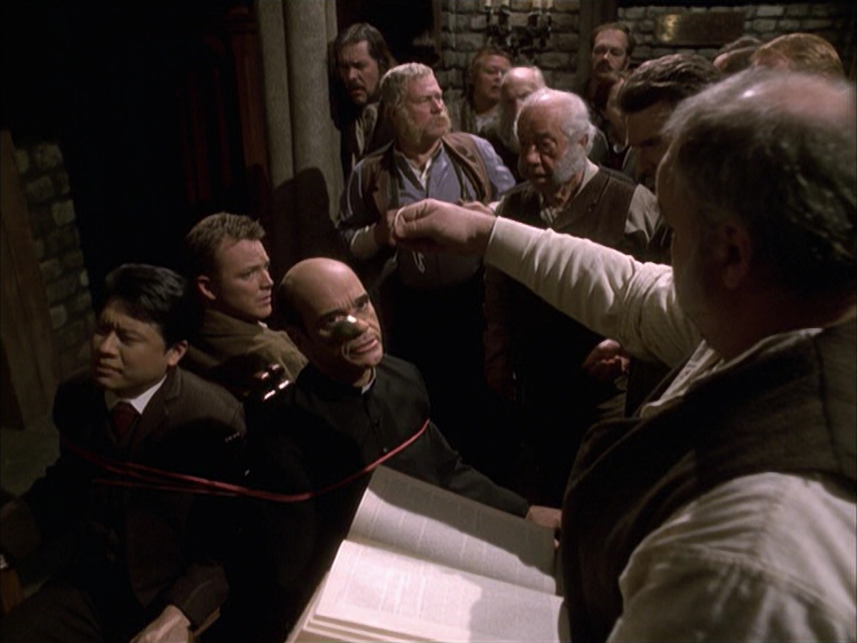 extant_StarTrek_VOY_6x17-SpiritFolk_02917.jpg