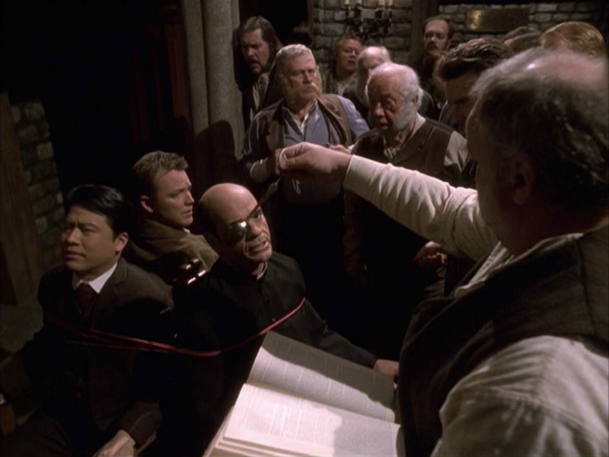 extant_StarTrek_VOY_6x17-SpiritFolk_02918.jpg