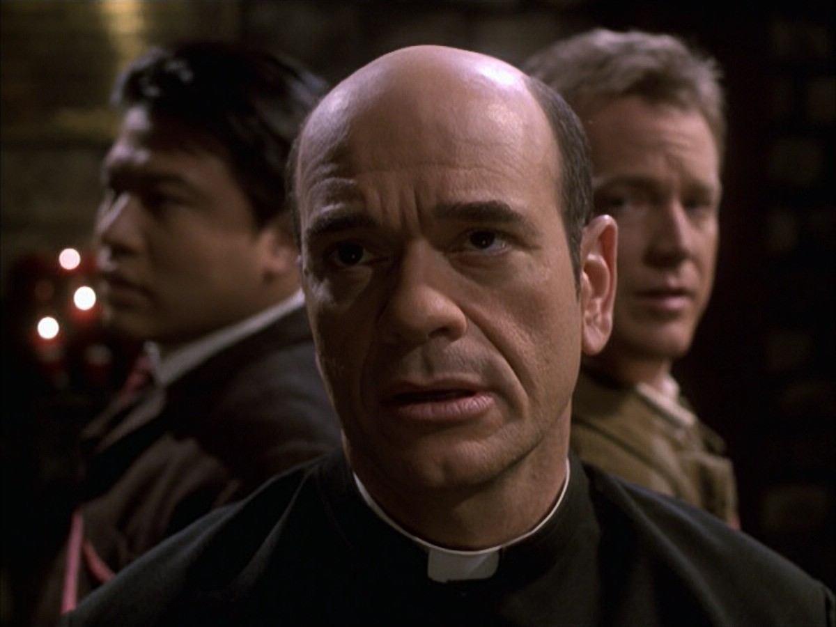 extant_StarTrek_VOY_6x17-SpiritFolk_02954.jpg