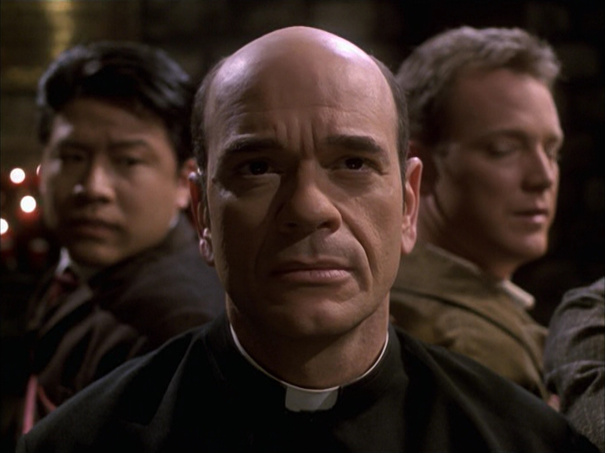 extant_StarTrek_VOY_6x17-SpiritFolk_02996.jpg
