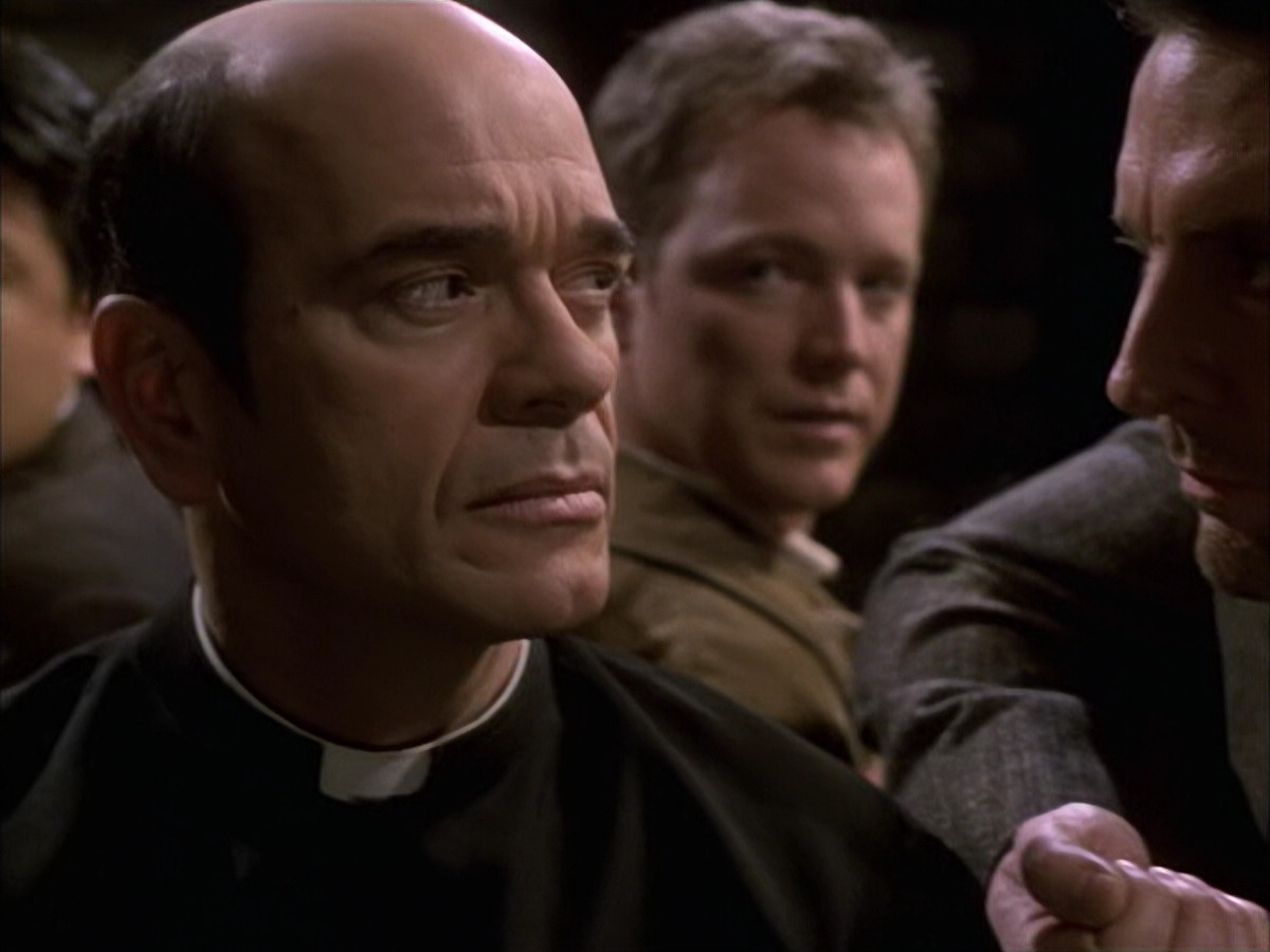 extant_StarTrek_VOY_6x17-SpiritFolk_02998.jpg
