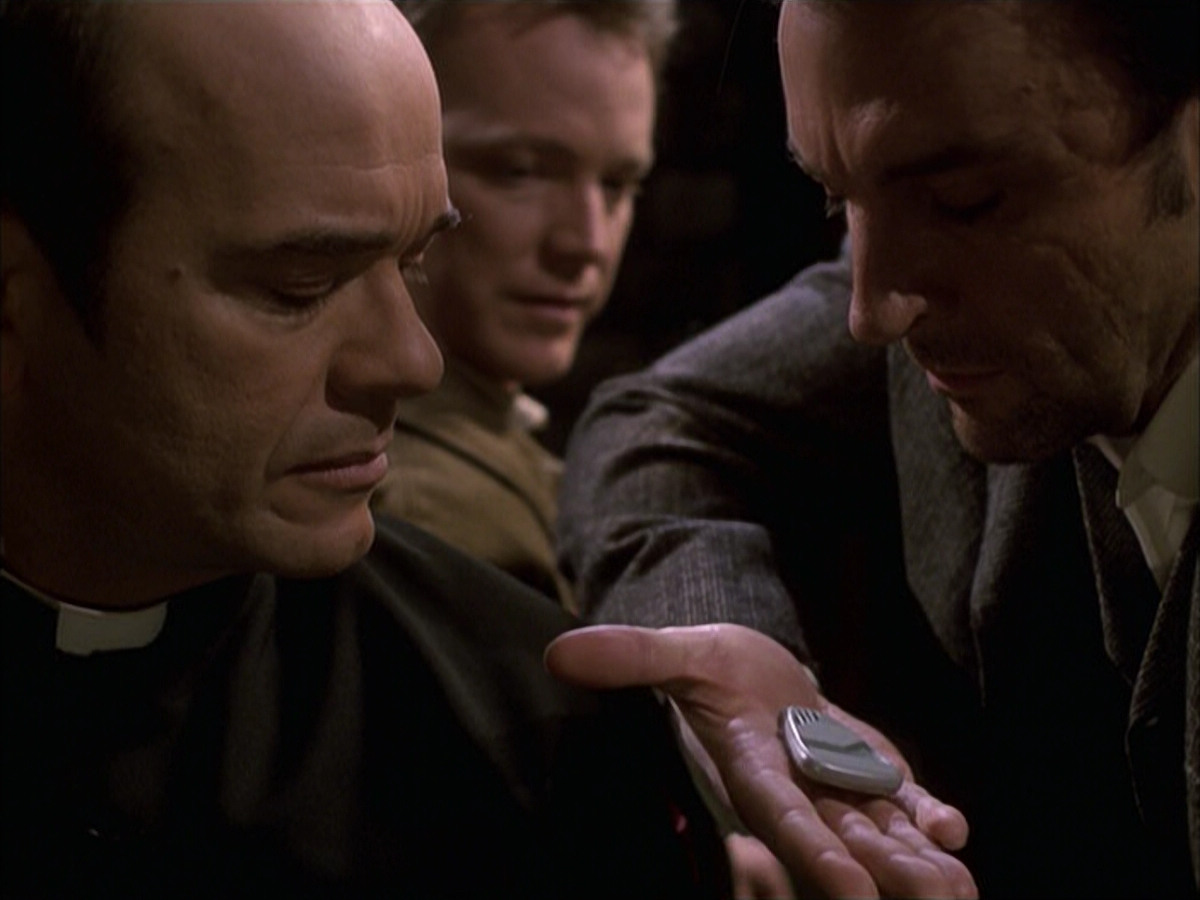 extant_StarTrek_VOY_6x17-SpiritFolk_03003.jpg