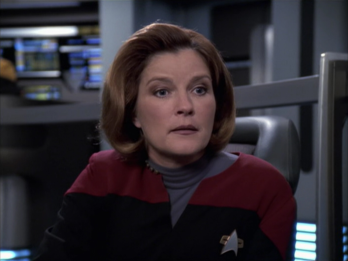 extant_StarTrek_VOY_6x17-SpiritFolk_03014.jpg
