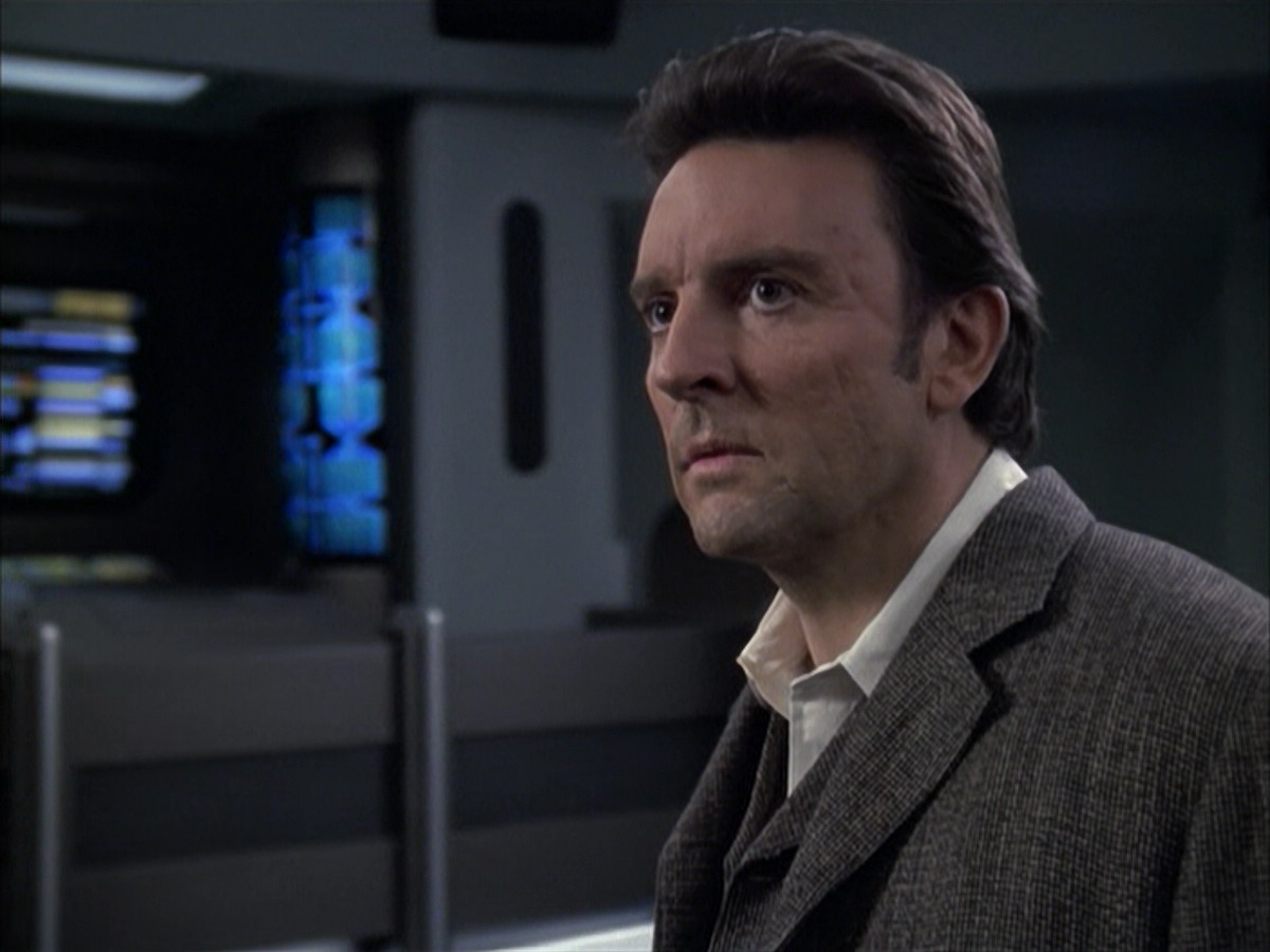 extant_StarTrek_VOY_6x17-SpiritFolk_03021.jpg