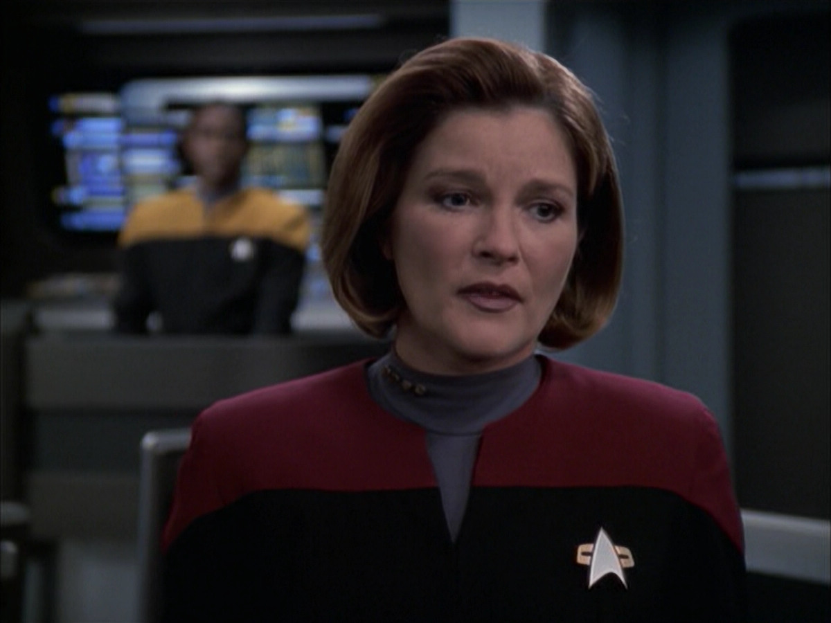 extant_StarTrek_VOY_6x17-SpiritFolk_03052.jpg