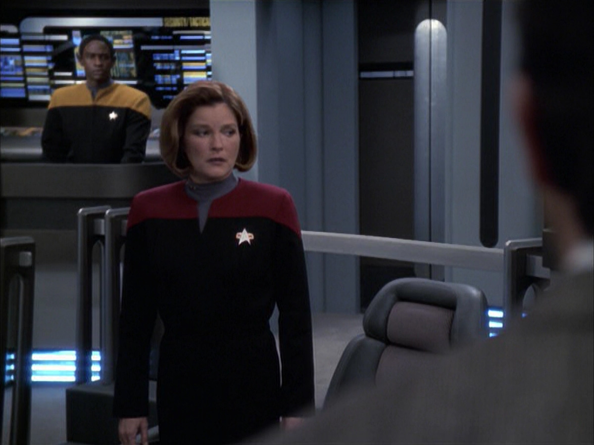 extant_StarTrek_VOY_6x17-SpiritFolk_03070.jpg