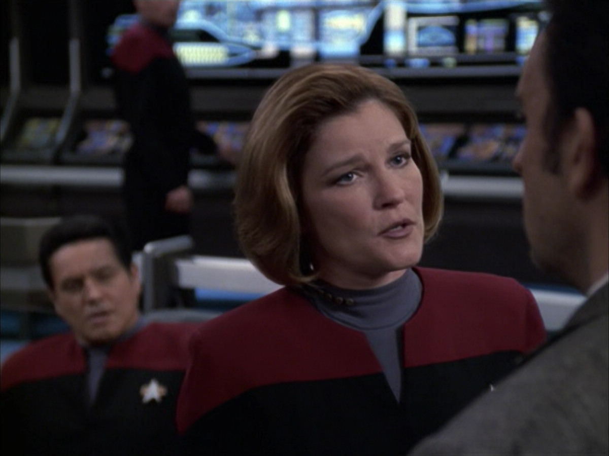 extant_StarTrek_VOY_6x17-SpiritFolk_03087.jpg