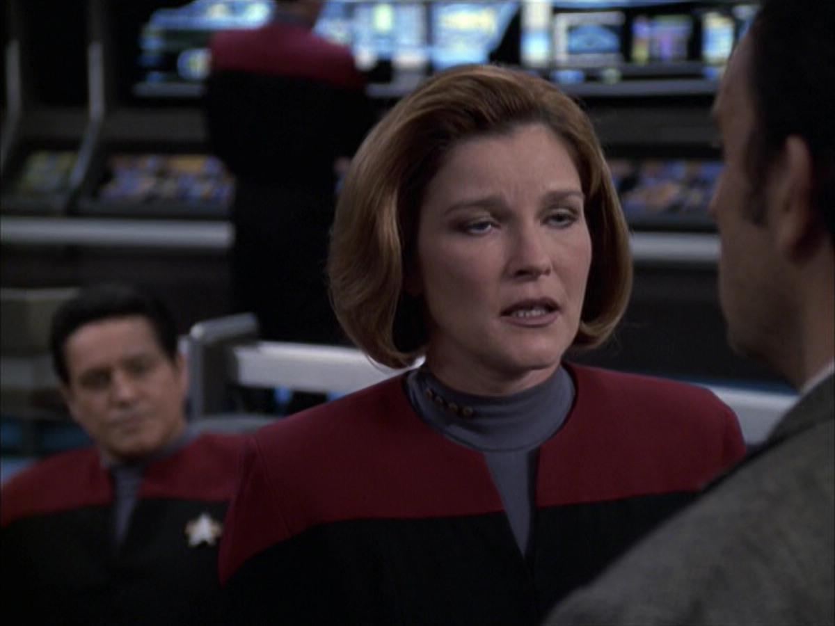 extant_StarTrek_VOY_6x17-SpiritFolk_03090.jpg