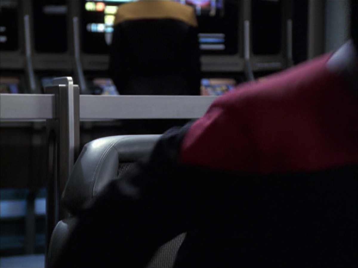 extant_StarTrek_VOY_6x17-SpiritFolk_03105.jpg