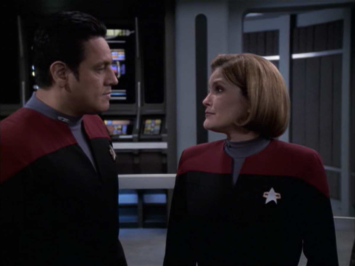 extant_StarTrek_VOY_6x17-SpiritFolk_03108.jpg
