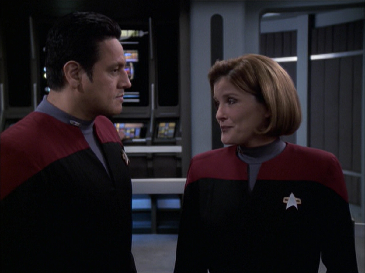 extant_StarTrek_VOY_6x17-SpiritFolk_03111.jpg