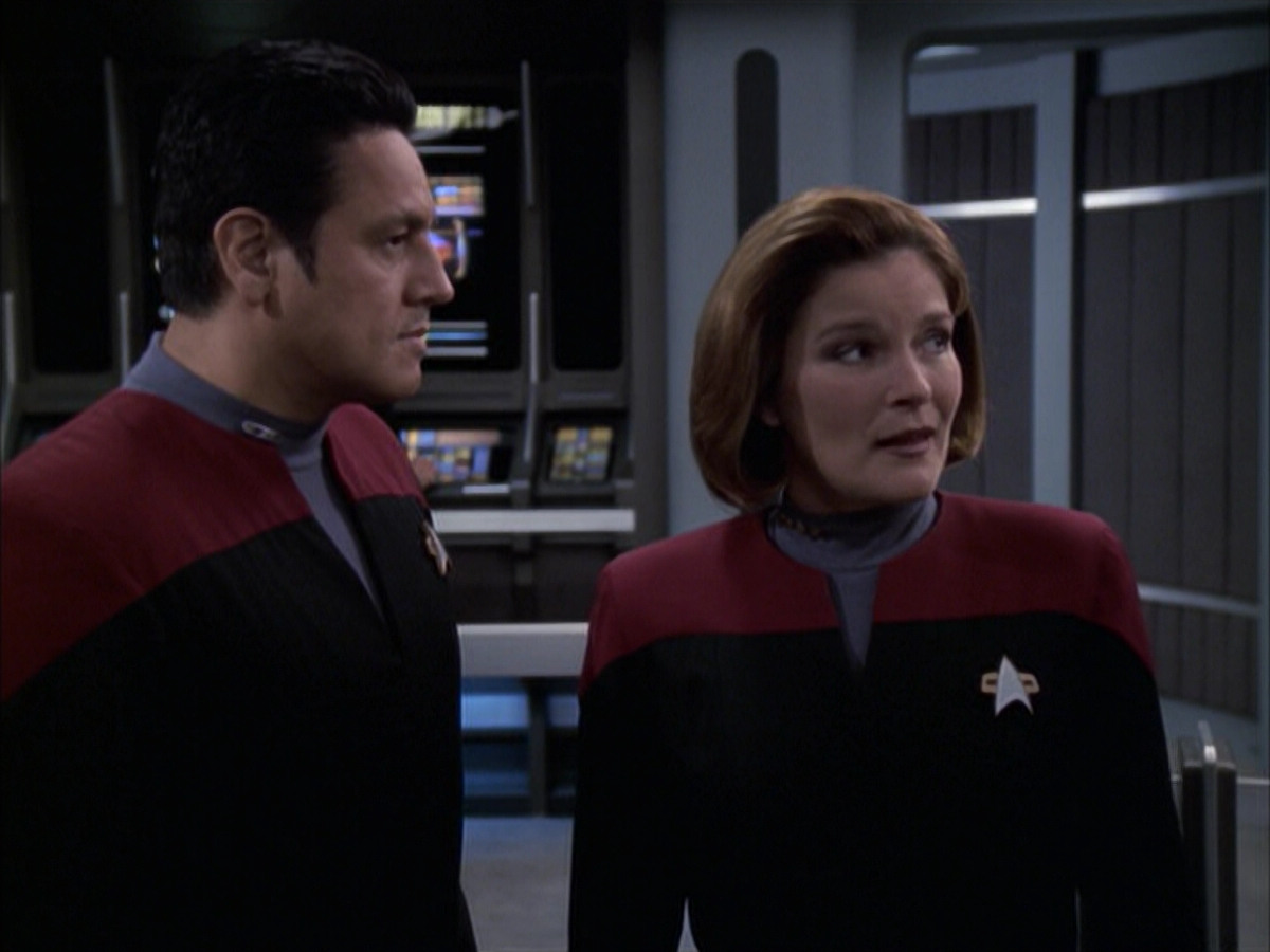 extant_StarTrek_VOY_6x17-SpiritFolk_03112.jpg
