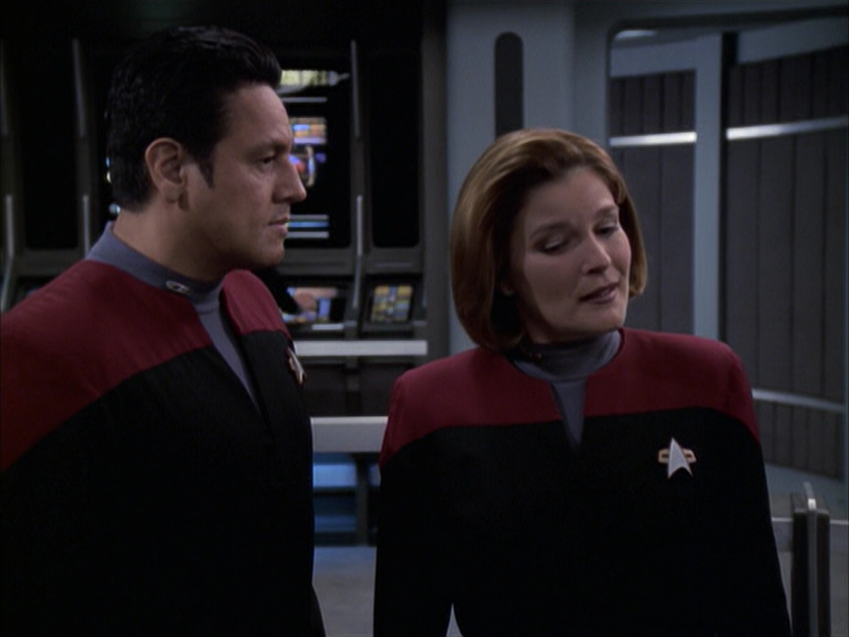 extant_StarTrek_VOY_6x17-SpiritFolk_03113.jpg