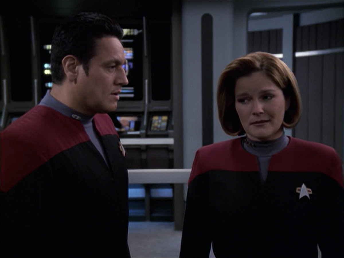 extant_StarTrek_VOY_6x17-SpiritFolk_03115.jpg