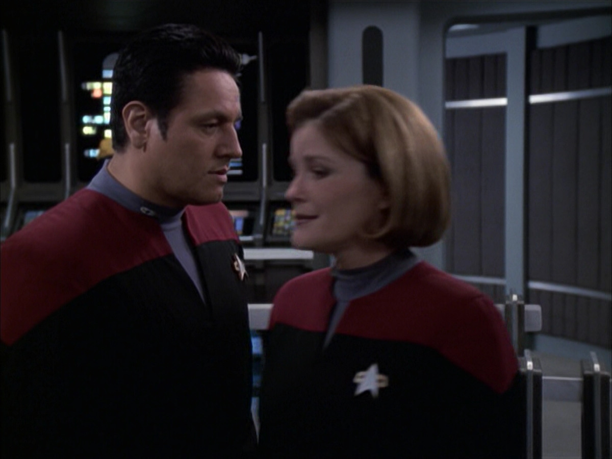 extant_StarTrek_VOY_6x17-SpiritFolk_03117.jpg