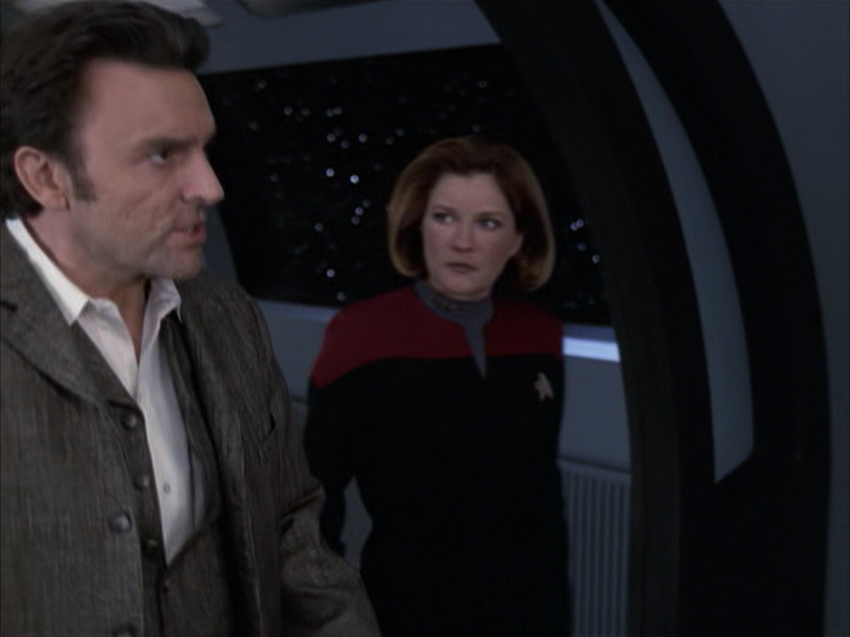 extant_StarTrek_VOY_6x17-SpiritFolk_03126.jpg